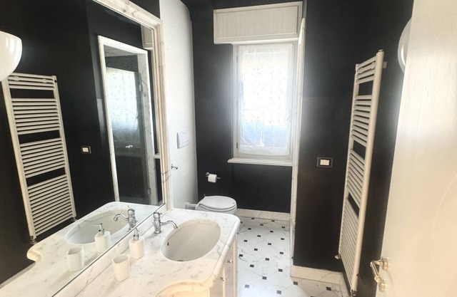 Apartment-Designer-Ensuite with Shower