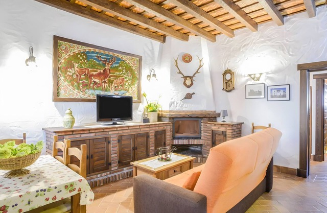 Apartment 'El Nogal' with Shared Pool, Wi-Fi and Air Conditioning