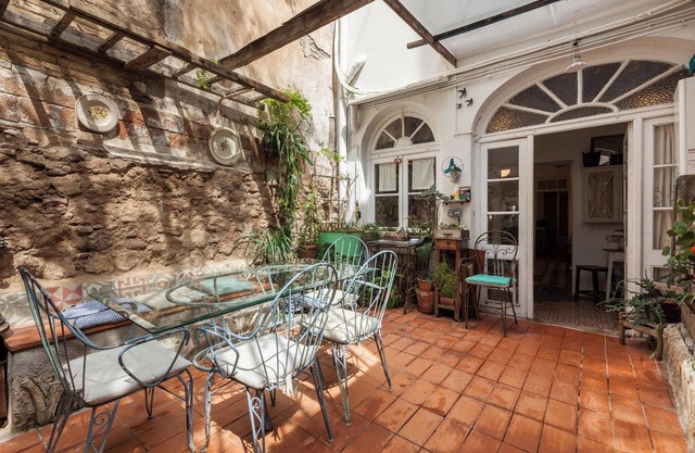 Apartment 'El Patio De Gracia' with Private Terrace, Wi-Fi and Air Conditioning