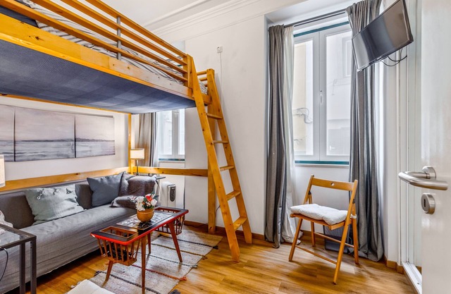 Apartment 'Escadinhas Da Santa' with Wi-Fi