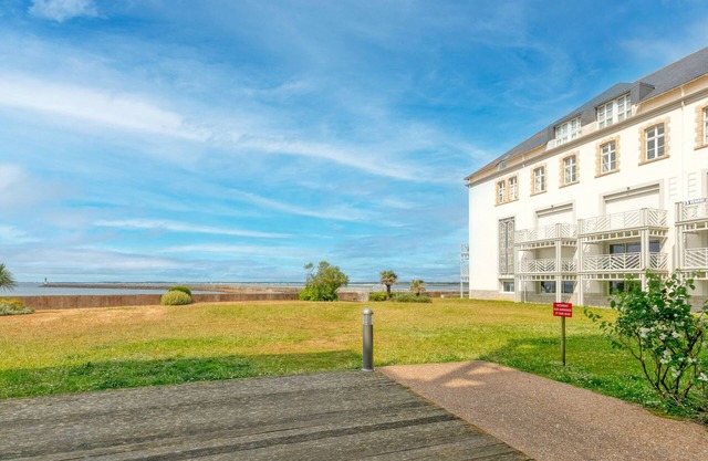 Apartment 'Face Piscine Et Mer 4p' with Sea View, Shared Pool and Private Terrace