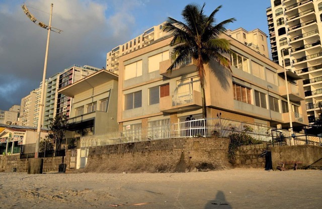 Apartment Facing the Sea Foot on Sand in Pitangueiras with Wi-fi!