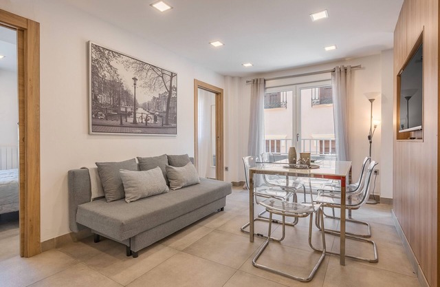Apartment 'Family Catedral' with Balcony, Wi-Fi and Air Conditioning