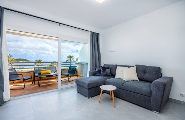 Apartment 'First Line Mediterranean' with Sea View, Wi-Fi and Air Conditioning