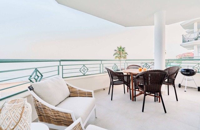 Apartment 'First Line Oasis Td05' with Sea View, Wi-Fi and Air Conditioning