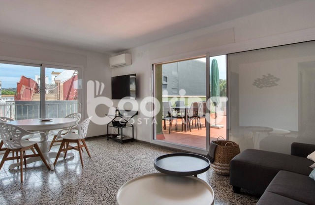 APARTMENT FOR 5 PEOPLE WITH LARGE TERRACE, AC AND PARKING