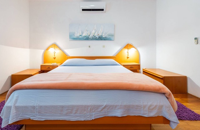 Apartment for 9 with 5 bedrooms, kitchen, living room, 3 bathrooms and balcony