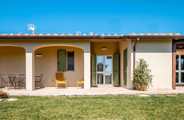 Apartment 'Frantoio' with Shared Pool, Wi-Fi and Air Conditioning