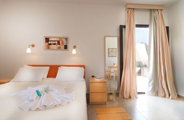 Apartment In A Hotel 'Miraluna Studio 2' with Private Terrace, Wi-Fi and Air Conditioning