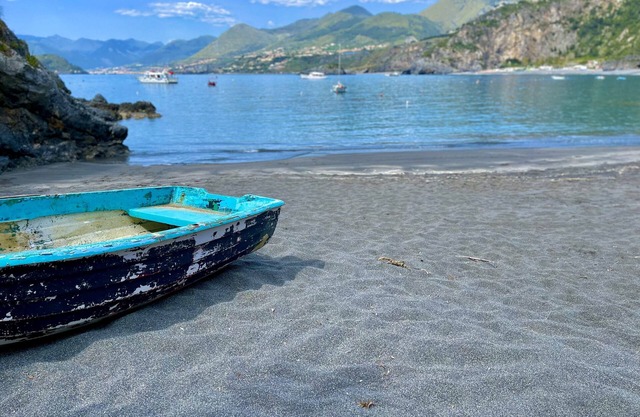 Apartment in a quiet neighborhood overlooking the city and the sea