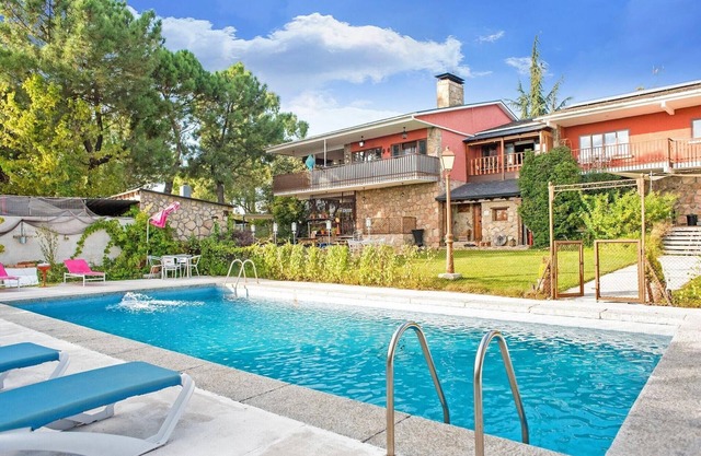 Apartment in Galapagar with Pool and Garden