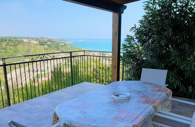 Apartment in the town center with garden and extraordinary panorama sea / mountains