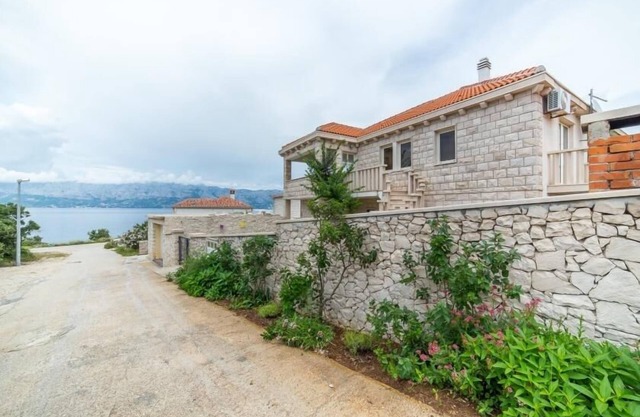 Apartment in Povlja with Terrace, Air condition, WIFI (4991-1)