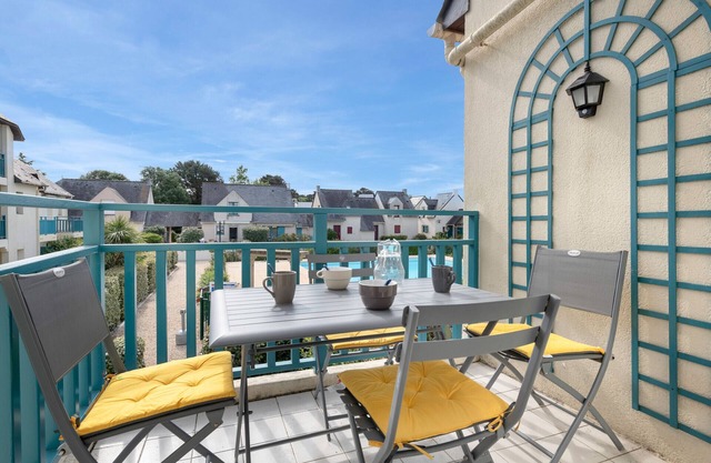 Apartment in residence with swimming pool