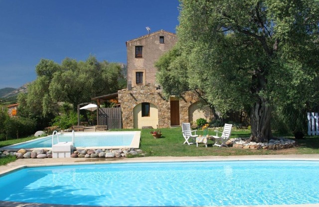 apartment in the 2nd in a house of character, quiet pool nature, 5min from Calvi