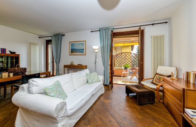 Apartment 'In The Center Of Salò' with Balcony, Wi-Fi and Air Conditioning