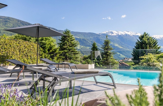 Apartment 'Köfele Lodge Rosa' with Mountain View, Shared Pool and Wi-Fi