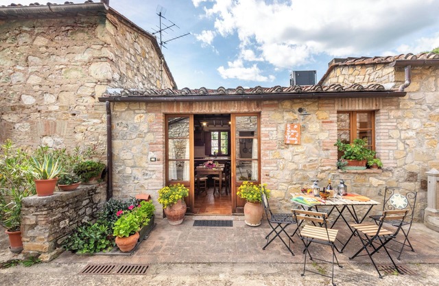 Apartment 'La Casa Di Emma' with Wi-Fi and Air Conditioning