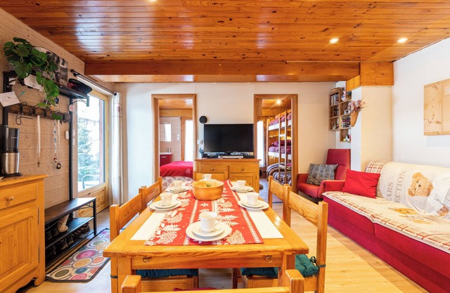 Apartment 'Le Marmotton' with Mountain View, Shared Terrace and Wi-Fi