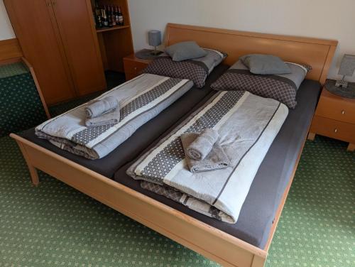 Apartment mit Balkon und Pool, zentral am Waldrand