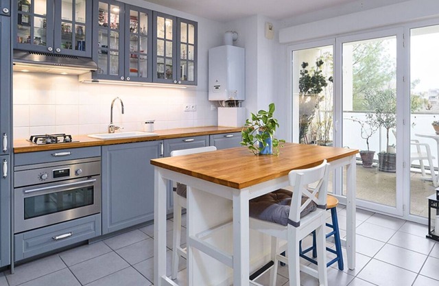 Apartment near T2 streetcar