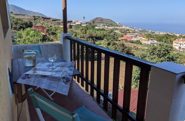 Apartment on a green finca with views of the sea and the mountains