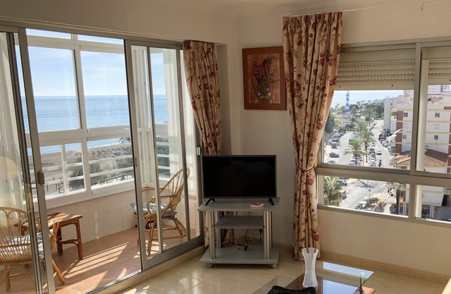 Apartment on the beachfront equipped and with excellent sea views
