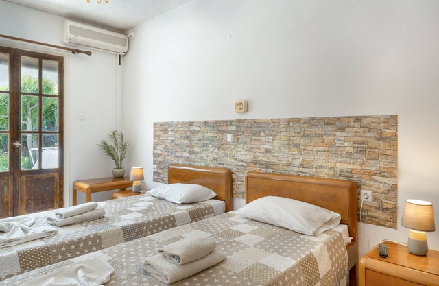 Apartment 'Quadruple Room No 4' with Mountain View, Wi-Fi and Air Conditioning
