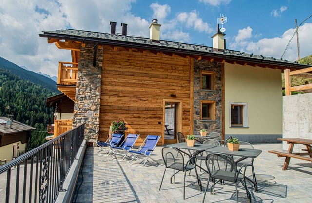 Apartment 'Rustico Pradella Apartments' with Mountain View, Shared Terrace and Wi-Fi
