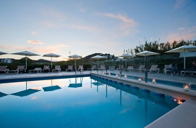 Apartment Ses Veles 2 dormitorios close to the Beach with Sea View, Pool, Wi-Fi & Garden