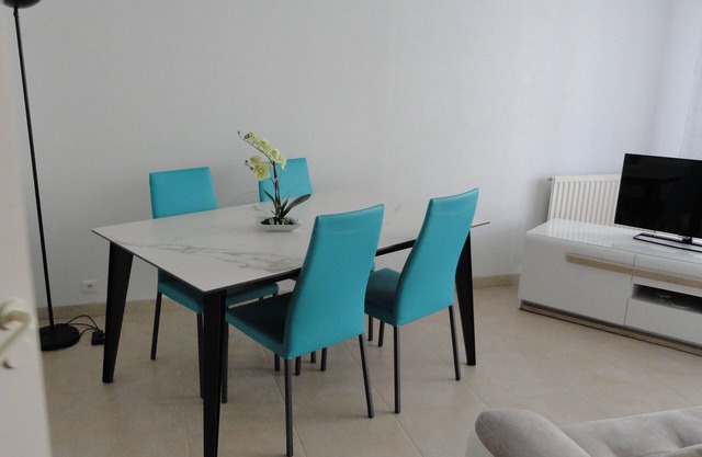 Apartment south facing, renovated, bright and functional.