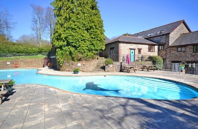 Apartment, swimming pools & gym, nr beaches for 4