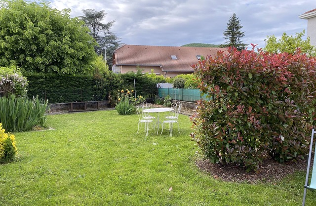 Apartment T4 76m2 with garden in villa between town and lake