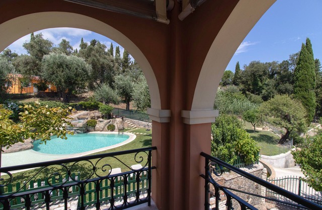 Apartment "The Grande Dame" at The Red Bougainvillea - with unique stone pool