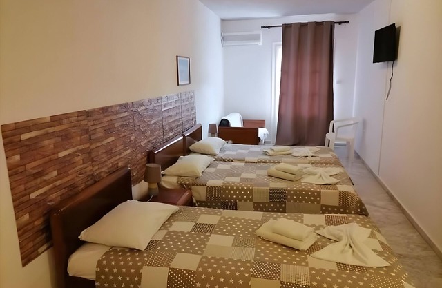 Apartment 'Triple Room No 3' with Mountain View, Wi-Fi and Air Conditioning