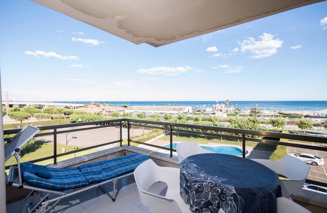 Apartment 'Vistas Al Mar' with Sea View, Shared Pool and Air Conditioning
