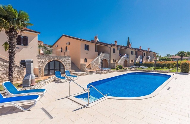 Apartment Viva with shared pool