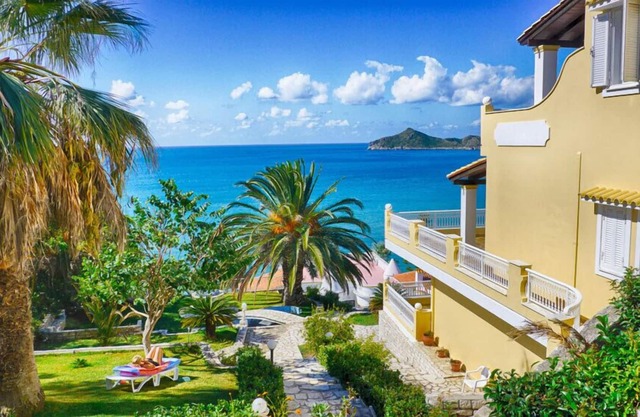 Apartment with sea views - 50 m from the sandy beach - 2 bedrooms - corner apartment with large