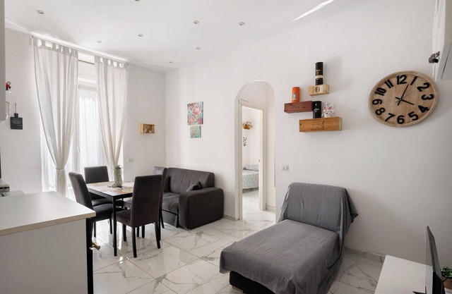 Apartment 'Whiteandblacknapoli' with Balcony, Wi-Fi and Air Conditioning