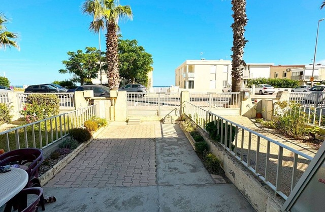 Apartment with garden - sea view