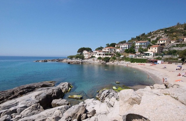 Apartment with large panoramic terrace a stone's throw from the beach