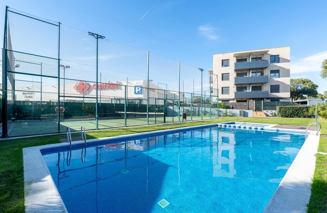 Apartment with pool and paddle tennis 500m beach