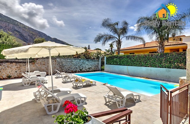 apartment with pool near the sea