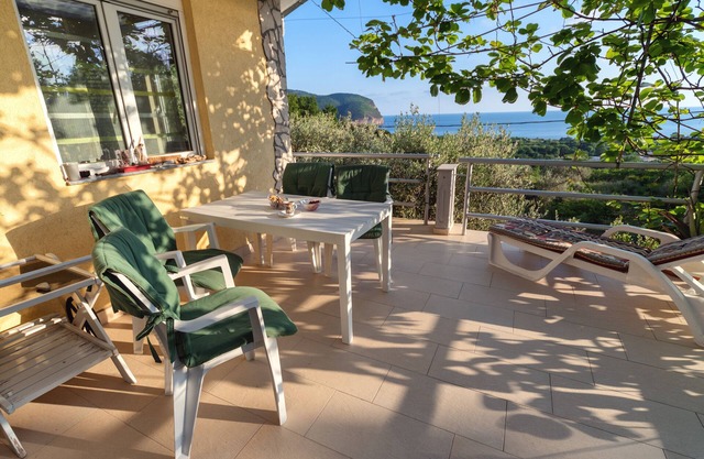 Apartment with sea view and pool - lemon garden