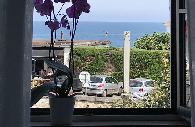 Apartment with sea view and terrace, Guethary center