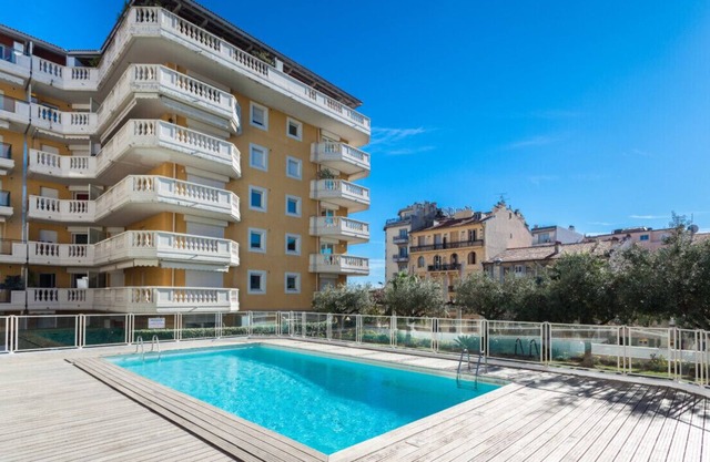 Apartment with sea view 2 min from the beach, terrace, swimming pool and parking