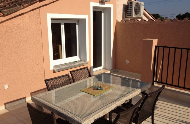 Apartment with shared pool, beach 3km away, terrace and garden