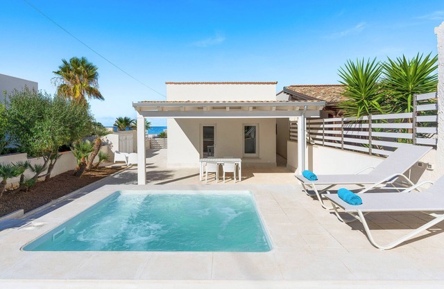 Apartment with small swimming pool and sea 50 meters away