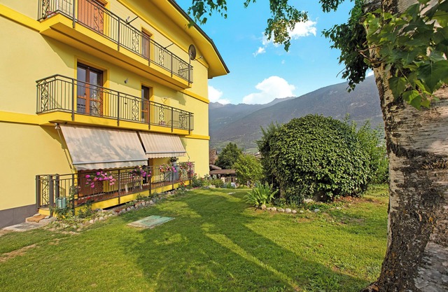 Apartment 'Yellow Apartment' with Mountain View and Balcony