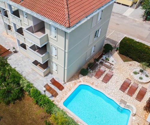 Apartments and Rooms Degra